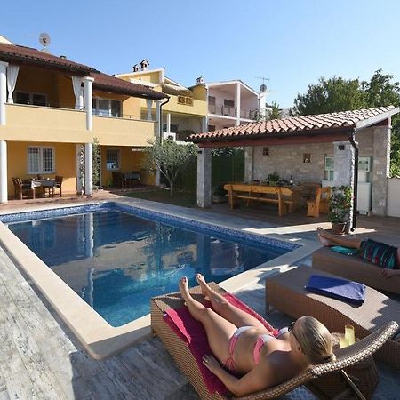 Villa Ulika - 3 Apt For 4 Persons Pula Bagian luar foto