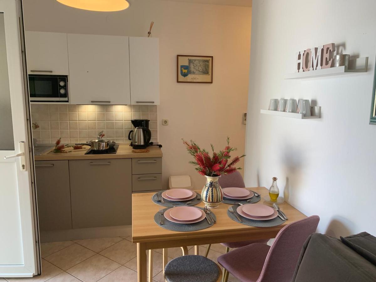 Villa Ulika - 3 Apt For 4 Persons Pula Bagian luar foto