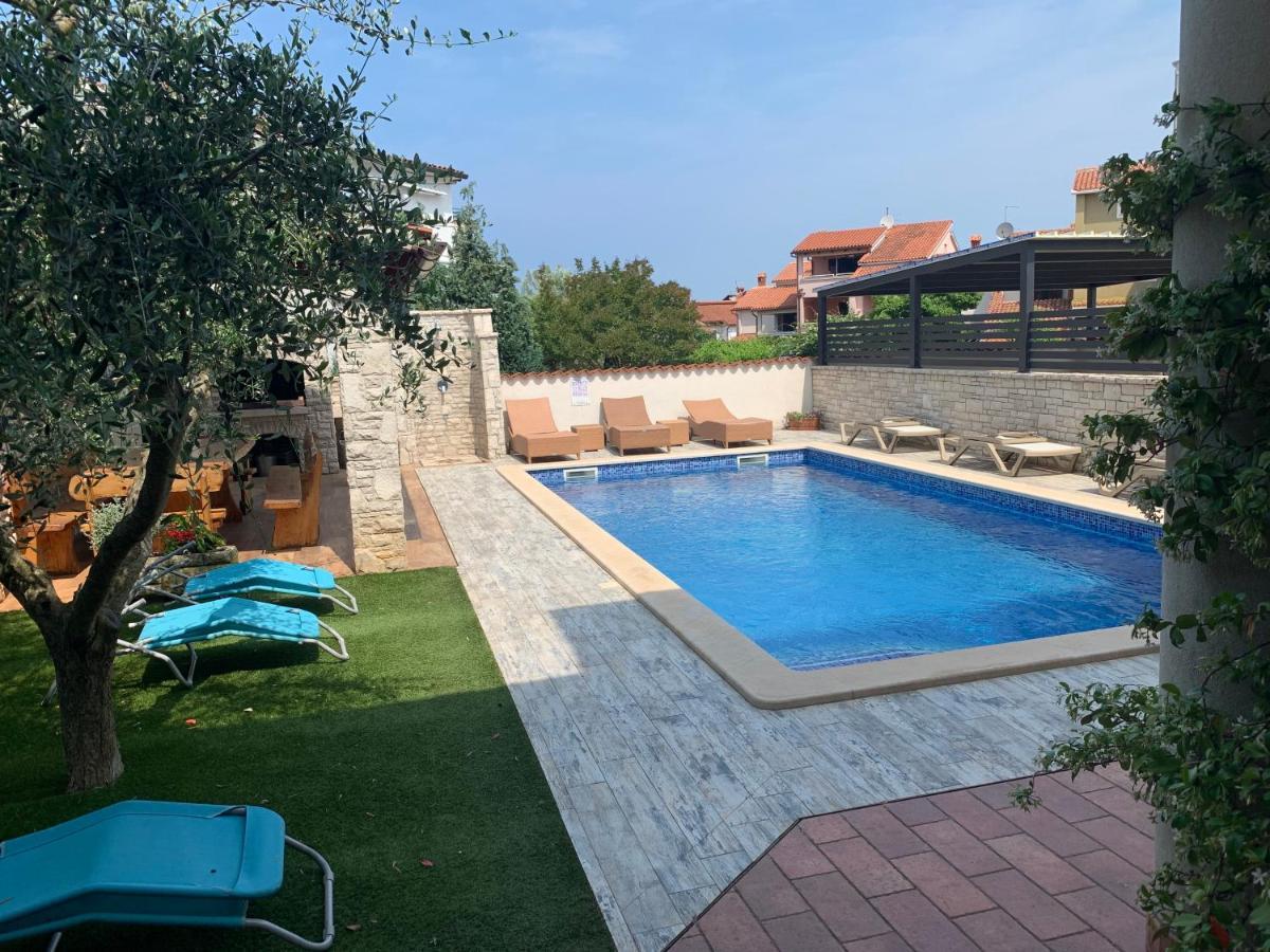 Villa Ulika - 3 Apt For 4 Persons Pula Bagian luar foto