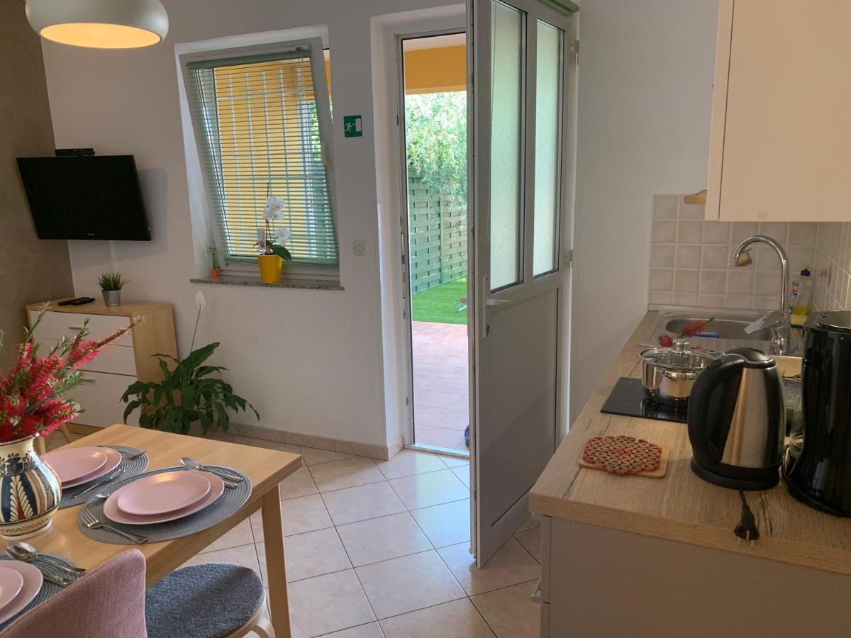 Villa Ulika - 3 Apt For 4 Persons Pula Bagian luar foto
