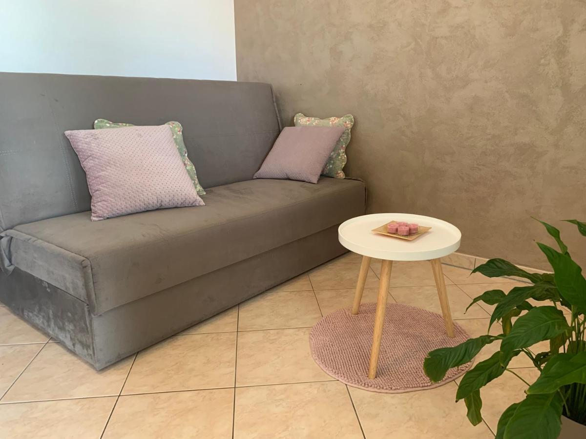 Villa Ulika - 3 Apt For 4 Persons Pula Bagian luar foto