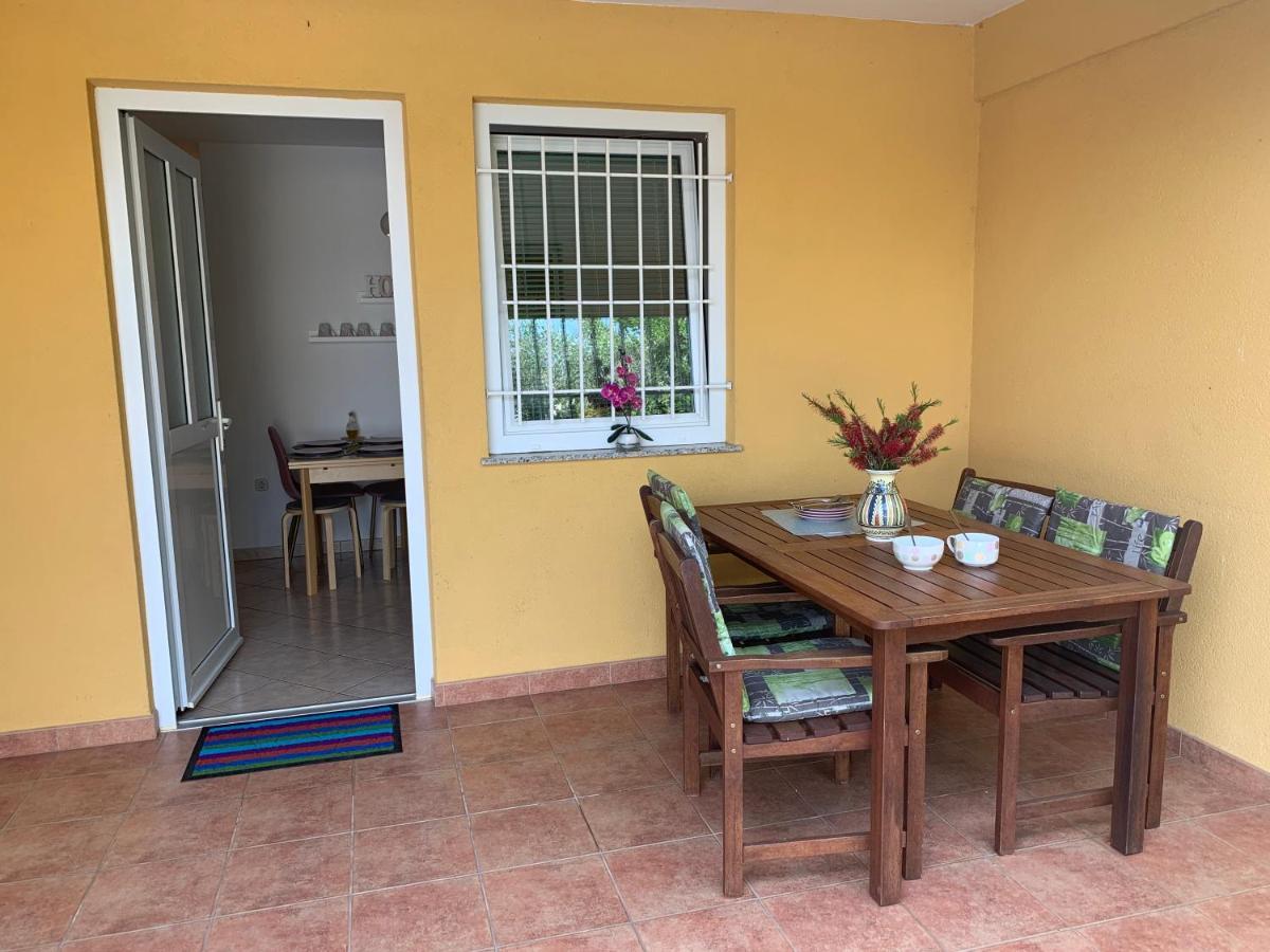 Villa Ulika - 3 Apt For 4 Persons Pula Bagian luar foto