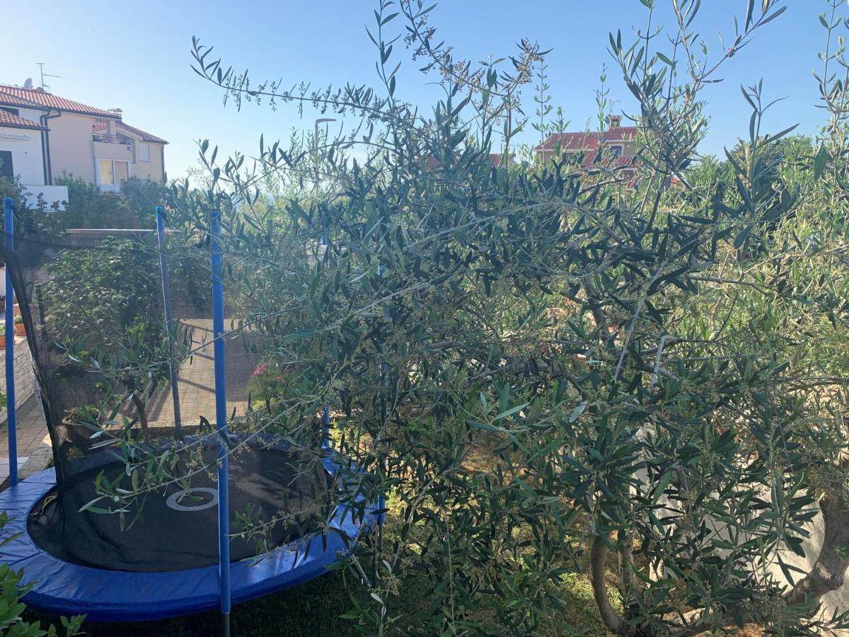 Villa Ulika - 3 Apt For 4 Persons Pula Bagian luar foto