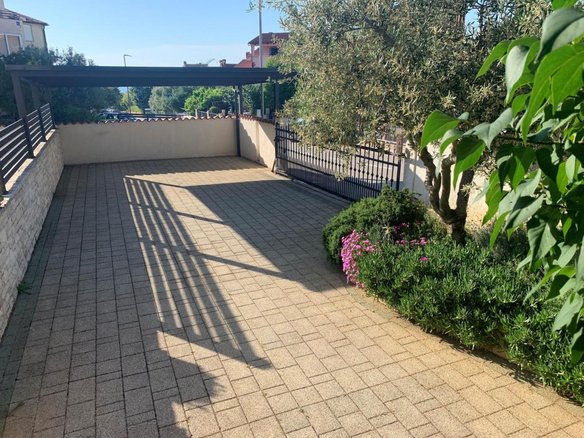 Villa Ulika - 3 Apt For 4 Persons Pula Bagian luar foto