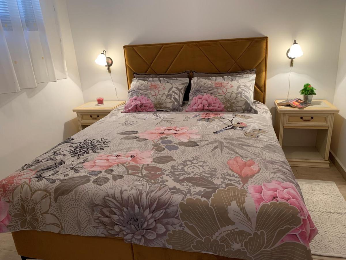 Villa Ulika - 3 Apt For 4 Persons Pula Bagian luar foto