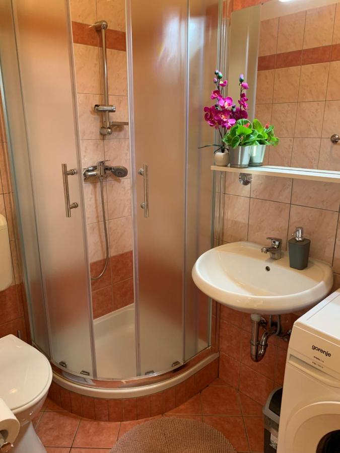 Villa Ulika - 3 Apt For 4 Persons Pula Bagian luar foto
