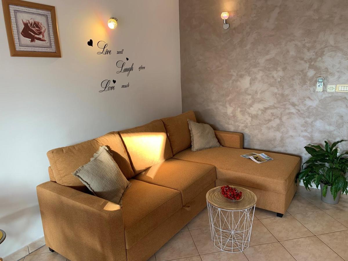 Villa Ulika - 3 Apt For 4 Persons Pula Bagian luar foto