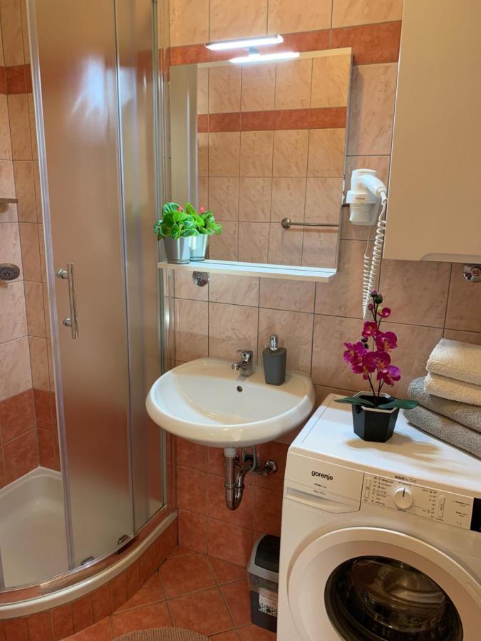 Villa Ulika - 3 Apt For 4 Persons Pula Bagian luar foto