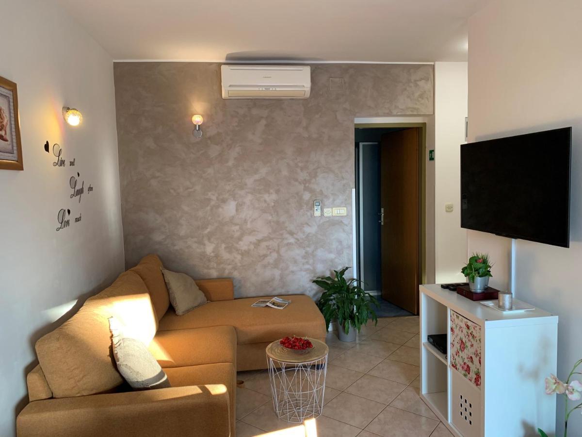 Villa Ulika - 3 Apt For 4 Persons Pula Bagian luar foto