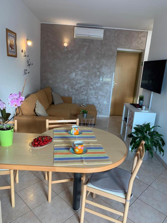 Villa Ulika - 3 Apt For 4 Persons Pula Bagian luar foto