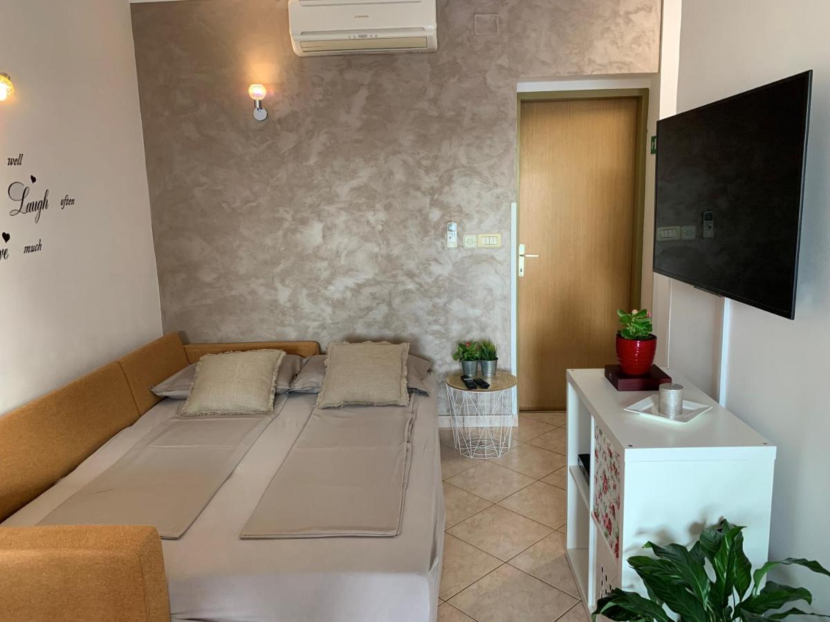 Villa Ulika - 3 Apt For 4 Persons Pula Bagian luar foto