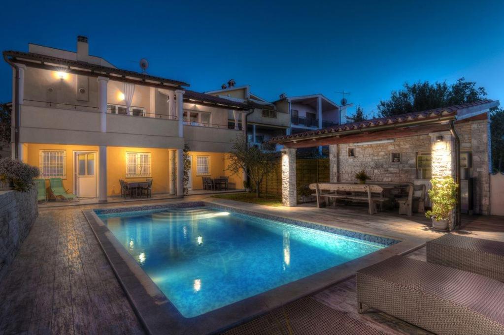 Villa Ulika - 3 Apt For 4 Persons Pula Bagian luar foto