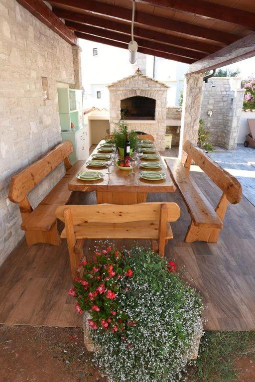 Villa Ulika - 3 Apt For 4 Persons Pula Bagian luar foto
