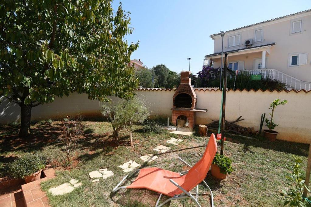 Villa Ulika - 3 Apt For 4 Persons Pula Bagian luar foto