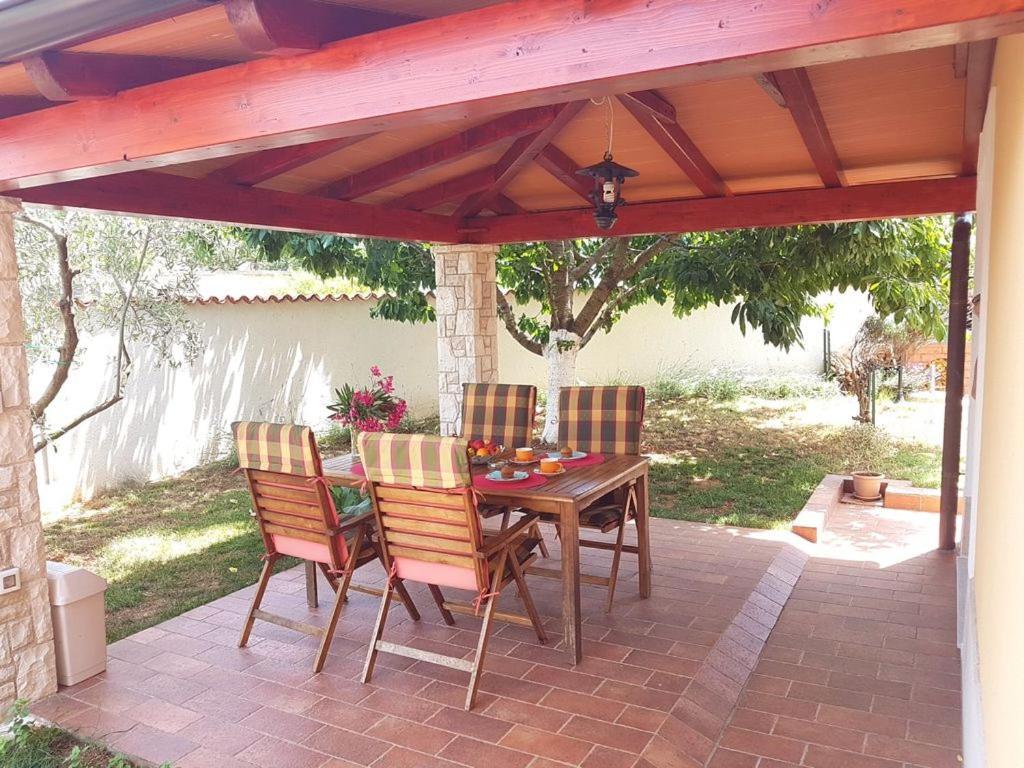 Villa Ulika - 3 Apt For 4 Persons Pula Bagian luar foto