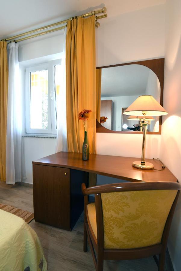 Villa Ulika - 3 Apt For 4 Persons Pula Bagian luar foto