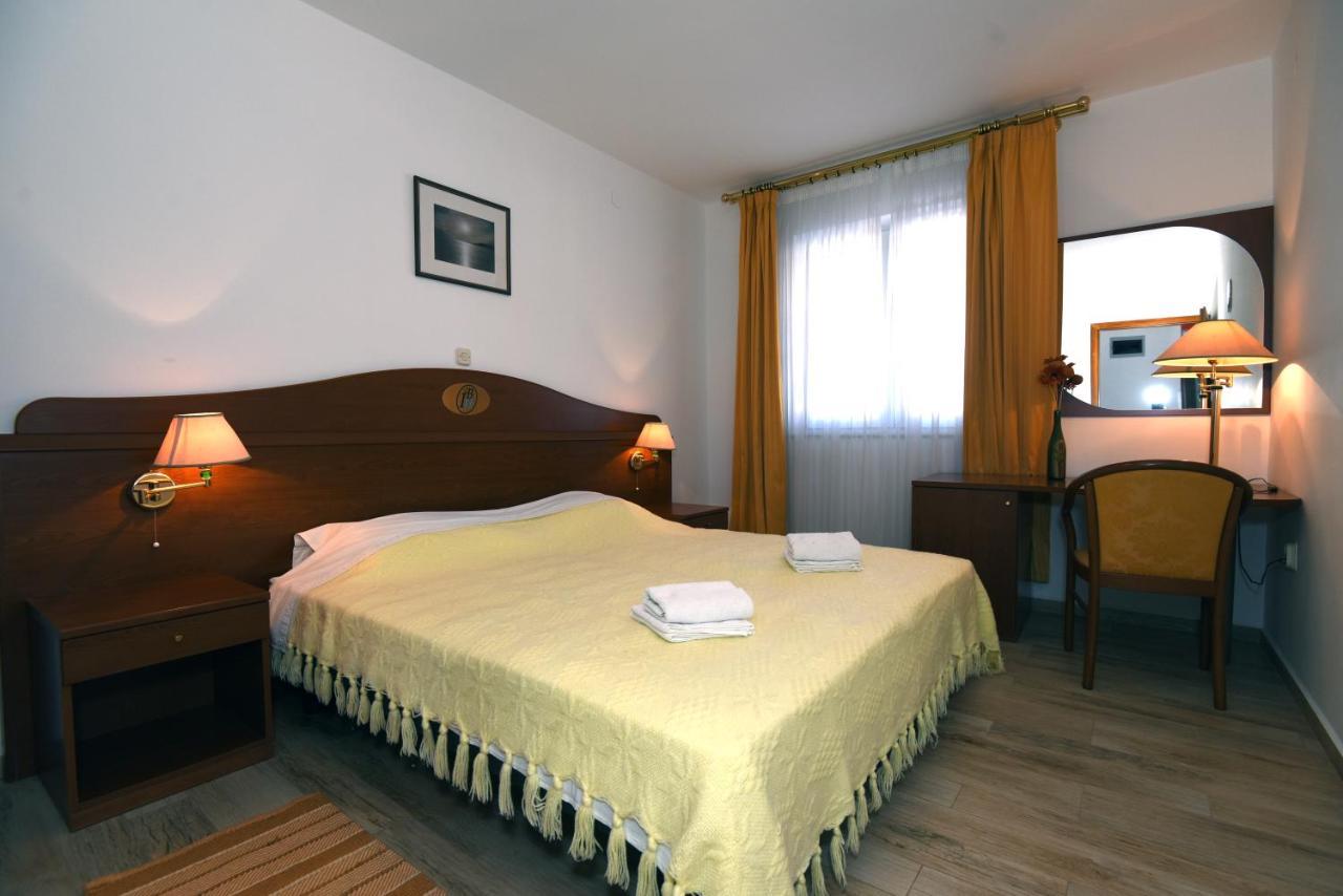 Villa Ulika - 3 Apt For 4 Persons Pula Bagian luar foto