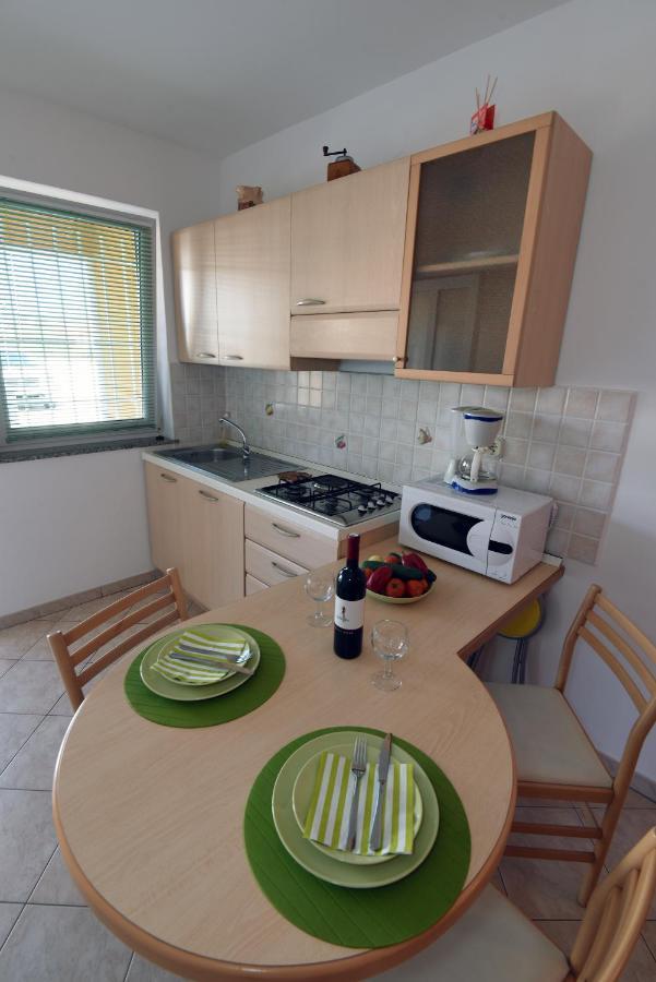 Villa Ulika - 3 Apt For 4 Persons Pula Bagian luar foto