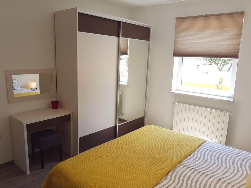 Villa Ulika - 3 Apt For 4 Persons Pula Bagian luar foto
