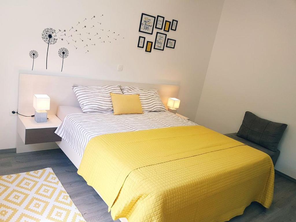 Villa Ulika - 3 Apt For 4 Persons Pula Bagian luar foto