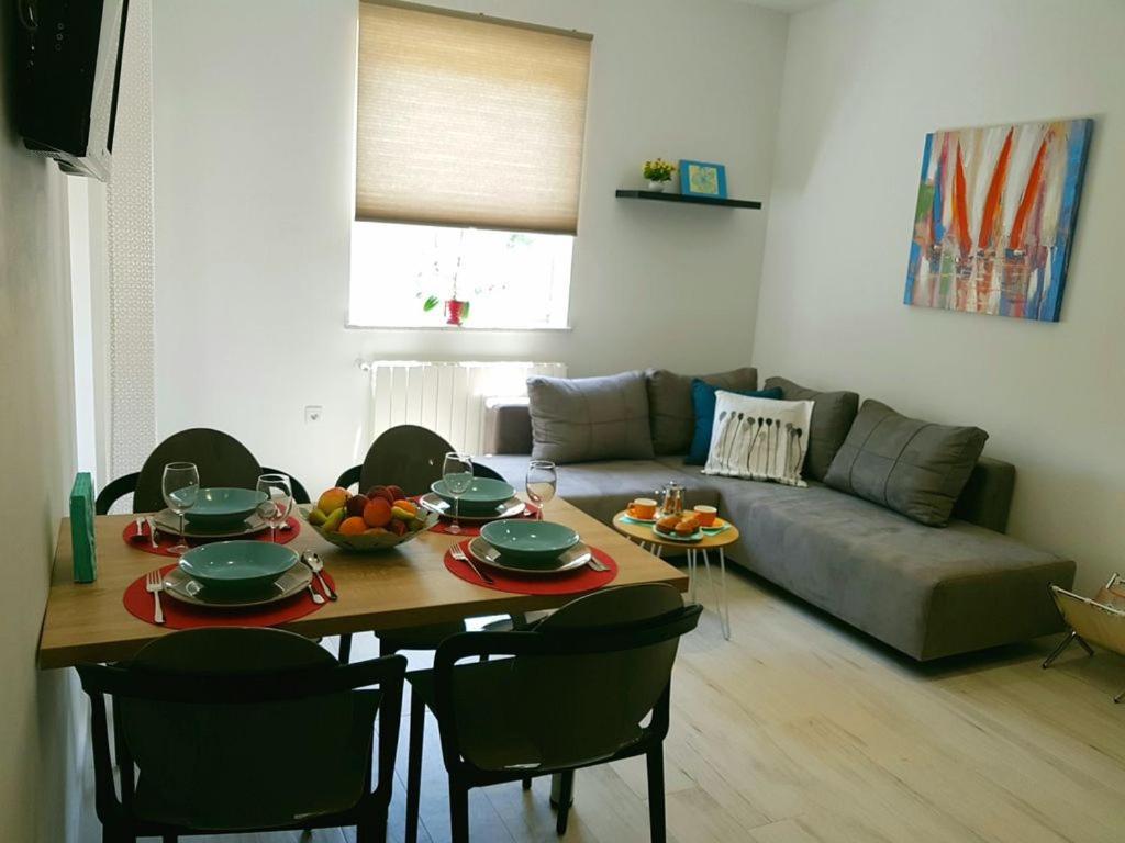 Villa Ulika - 3 Apt For 4 Persons Pula Bagian luar foto