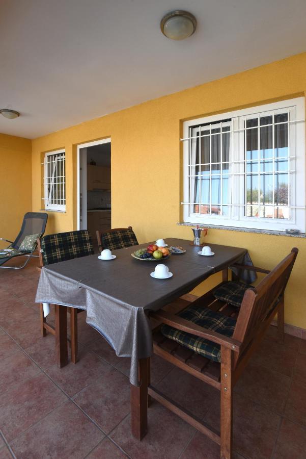 Villa Ulika - 3 Apt For 4 Persons Pula Bagian luar foto